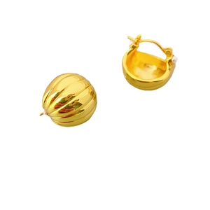 Boucles d'oreilles sphériques de luxe plaquées or 18 carats avec rainures verticales élégantes
