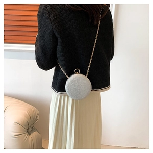 Sac à bandoulière rond argenté pailleté avec chaîne dorée pour tenue de soirée élégante