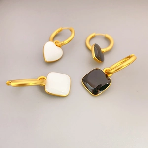 Boucles d'Oreilles Créoles en Laiton Émaillé Géométrique Plaqué Or 18K Cœur Carré Chic Boucles d'Oreilles pour Femme Bijoux