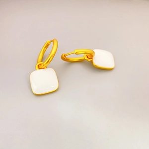 Boucles d'oreilles créoles dorées avec pendentifs carrés en émail blanc et fini mat