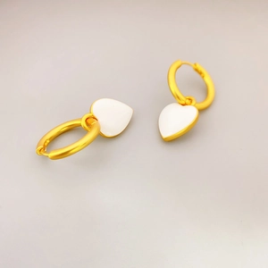 Élégantes créoles dorées avec pendentifs en forme de cœur blanc au style minimaliste