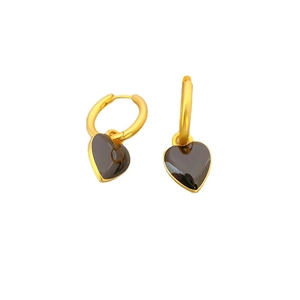 Élégantes créoles dorées avec pendentifs cœur en émail noir minimalistes sur fond blanc