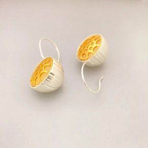 Fashionable two-tone hollow ball earrings with gold and silver sunflower pattern design
