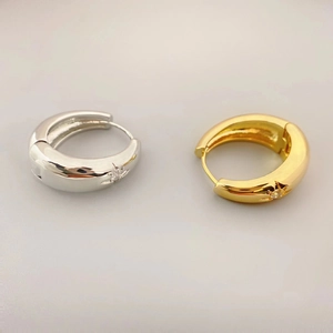 Polierte Creolen mit Sternengravur und Zirkonia in Gold- und Silberfarben