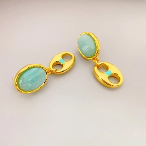 Boucles d'oreilles dorées style français avec pierre verte et émail menthe pendant