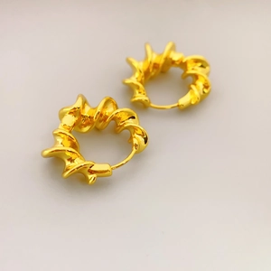 Boucles d'oreilles créoles torsadées plaquées or 18 carats avec un design minimaliste chic