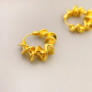 Créoles chic en laiton plaqué or 18 carats avec un design torsadé élégant et texturé