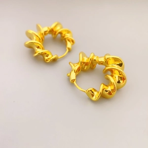 Créoles minimalistes en laiton plaqué or 18 carats avec design torsadé élégant
