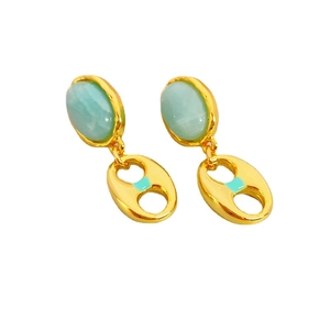 Boucles d'oreilles dorées style français avec pierre bleu clair et pendentif nez de porc