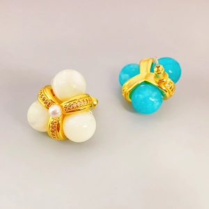 Elegant 925 silver stud earrings featuring three inlaid pearls in a gold cross frame
