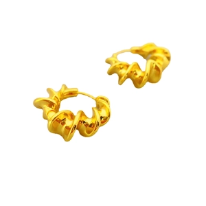 Créoles minimalistes en laiton plaqué or 18K avec un design torsadé poli type croissant