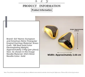 Vue détaillée des boucles d'oreilles triangle en émail avec plaqué or 18 carats