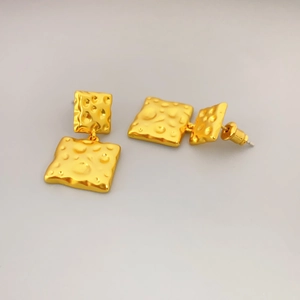 Boucles d'oreilles carrées dorées de luxe avec texture martelée et tiges en argent 925