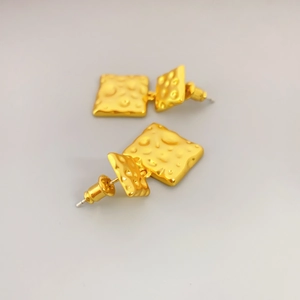 Boucles d'oreilles carrées dorées avec fini martelé texturé vue sous un angle de 45°