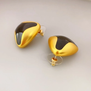 Boucles d'oreilles triangulaires vintage dorées avec émail noir sur fond gris