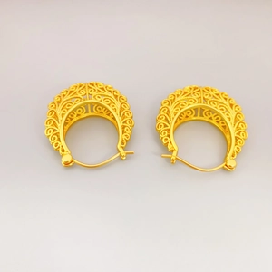 Fashionable gold hollow filigree hoop earrings in luxury vintage woven design