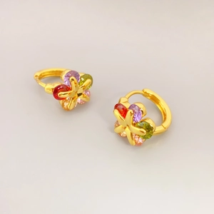 Boucles d'oreilles créoles dorées avec pierres précieuses colorées en forme d'étoile
