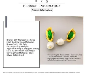 Dettaglio di orecchini vintage con agata verde e perle d'acqua dolce con perni in argento S925