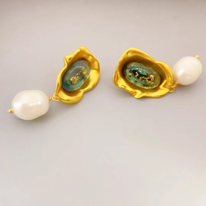 Orecchini vintage con resina verde e perle barocche su sfondo bianco minimalista