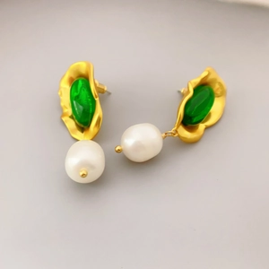 Orecchini a foglia d'oro vintage con agata verde e perle bianche naturali