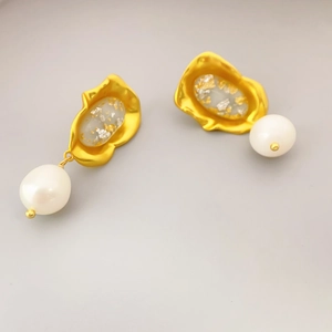Orecchini retrò in oro con intarsio in agata e perle grandi in stile minimalista