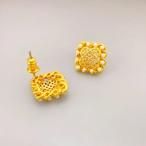 Boucles d'oreilles carrées dorées avec perles et croix en zircon sur fond gris