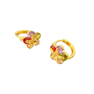 Boucles d'oreilles fleurs dorées avec pierres précieuses colorées sur fond blanc pur