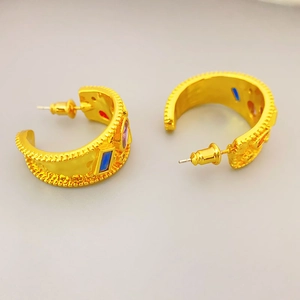 Boucles d'oreilles dorées en C avec cristaux colorés et aiguilles en argent 925 sur gris