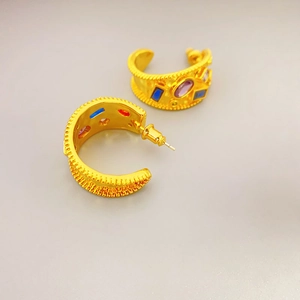 Boucles d'oreilles créoles dorées en C avec pierres colorées et texture martelée
