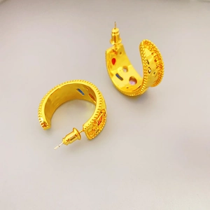Boucles d'oreilles dorées en forme de C avec cristaux colorés et détails gaufrés