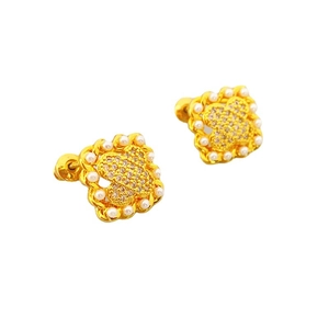 Boucles d'oreilles carrées dorées avec cristaux pavés et bordure de perles délicates