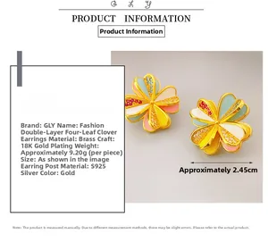 Vue détaillée des boucles d'oreilles trèfle dorées avec tiges en argent S925 et émail coloré