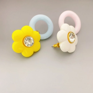 Floral resin earrings with rhinestones and 925 silver needles in yellow and white petals