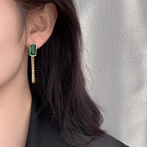 Eleganti orecchini in acciaio inossidabile dorato con zircone verde smeraldo e frange