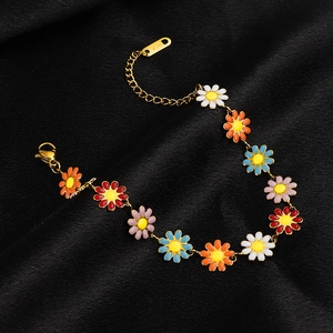 Bracelet marguerite coloré en émail avec chaîne dorée K18 et fermoir mousqueton