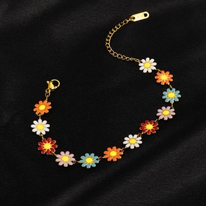 Bracelet marguerite en émail coloré avec placage or 18K sur fond de soie noire élégante