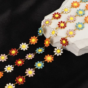 Bracelet de fleurs marguerites en émail coloré avec chaîne dorée pour femme style été