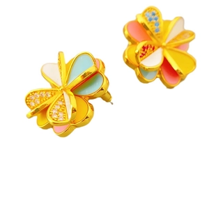 Boucles d'oreilles trèfle dorées avec émail multicolore et détails en cristaux brillants