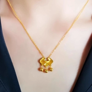 Elegante goldene Titanstahl Langlebigkeitsschloss Halskette am Model getragen für Damen Schmuck