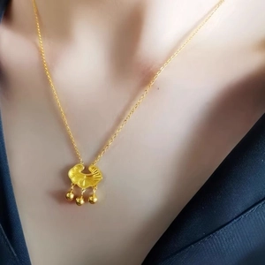 Elegante goldene Halskette aus Titan mit Ruyi-Schloss und Sonnenstrahl-Textur