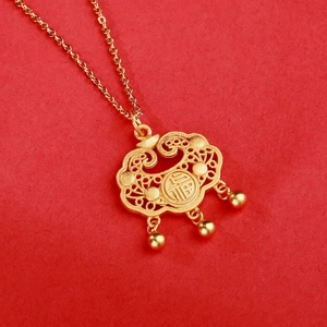 Goldene chinesische Ruyi-Schloss-Halskette mit Fu-Zeichen und Goldperlen auf Rot