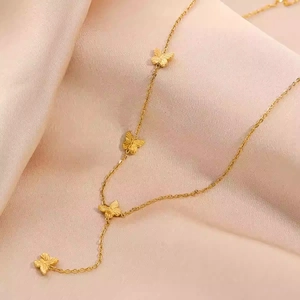 Collier chic en titane or 18 carats avec quatre papillons 3D sur de la soie rose