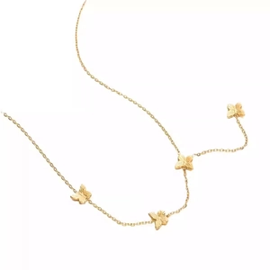 Collier élégant en titane doré avec quatre pendentifs papillon 3D sur fond blanc