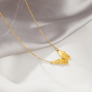 Elegante collana con ciondolo a farfalla dorata con trama vintage spazzolata su seta