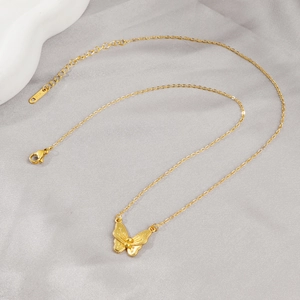 Collana con farfalla dorata con finitura opaca su elegante seta grigia