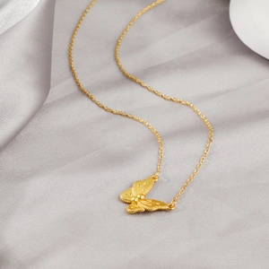Elegante collana con ciondolo a farfalla dorata con finitura spazzolata vintage e catena