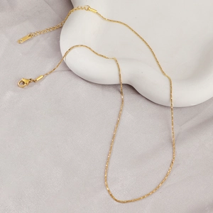 Collier minimaliste en acier titane plaqué or 18 carats avec fermoir mousqueton réglable