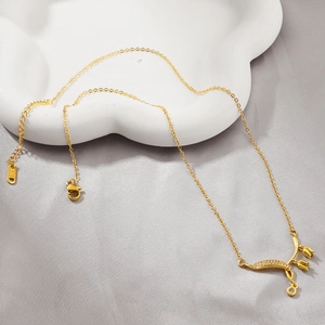 Élégant collier tulipe plaqué or 18 carats avec pendentif zircon sur un plateau