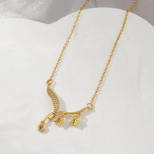 Collier orchidée dorée avec feuille en zircon et pendentifs tulipe élégants