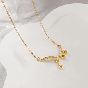 Collier orchidée en or pour femme avec zircons sertis et pendentif double fleur élégant